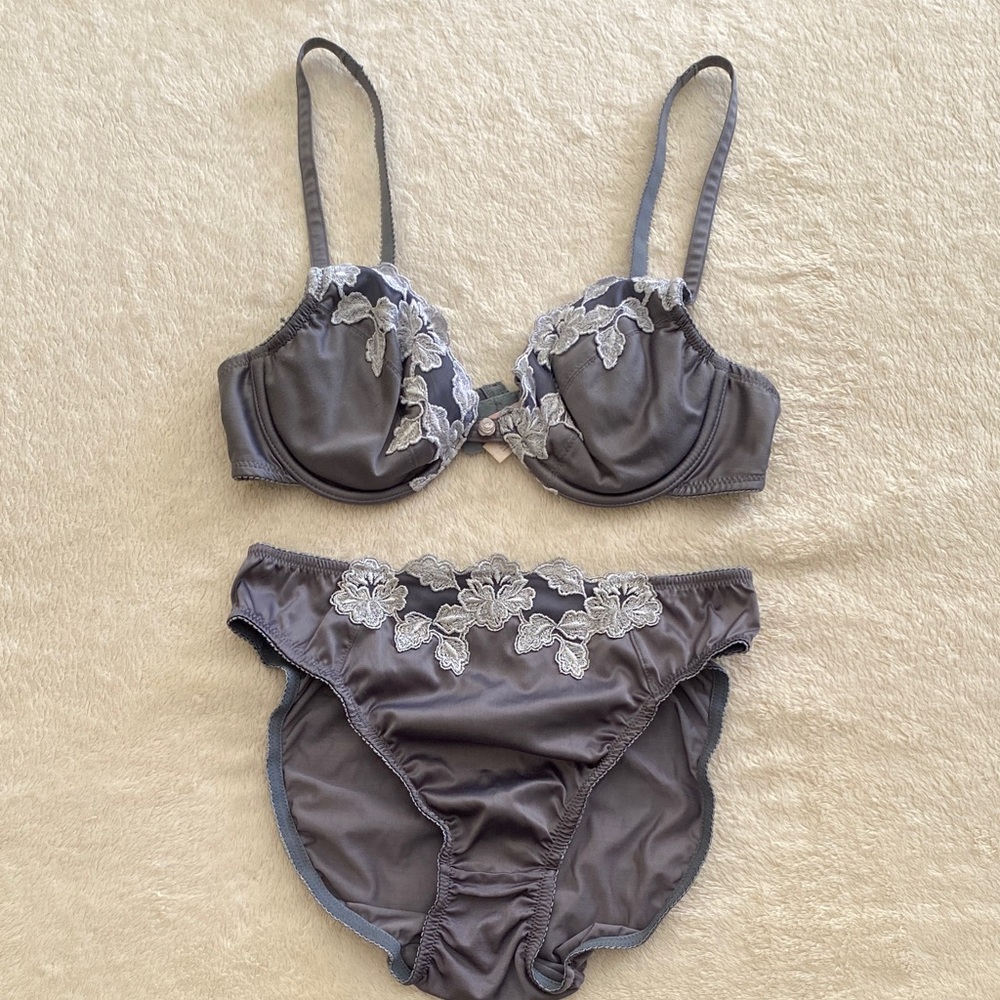 Victoria's Secret Gray and White Lace Bra Set.